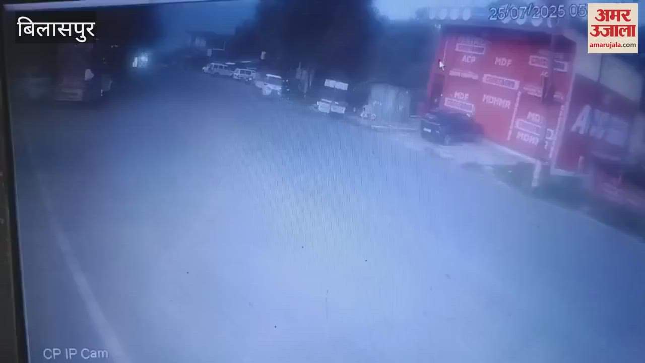 Bilaspur Auto overturned in the middle of the road after being hit by a car the incident took place in Dadhol of Bharari