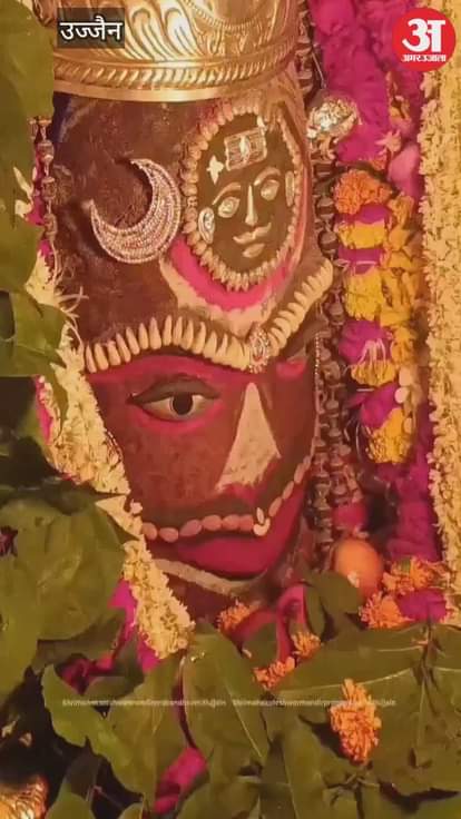 Today in Bhasma Aarti, decoration was done on Baba Mahakal's forehead