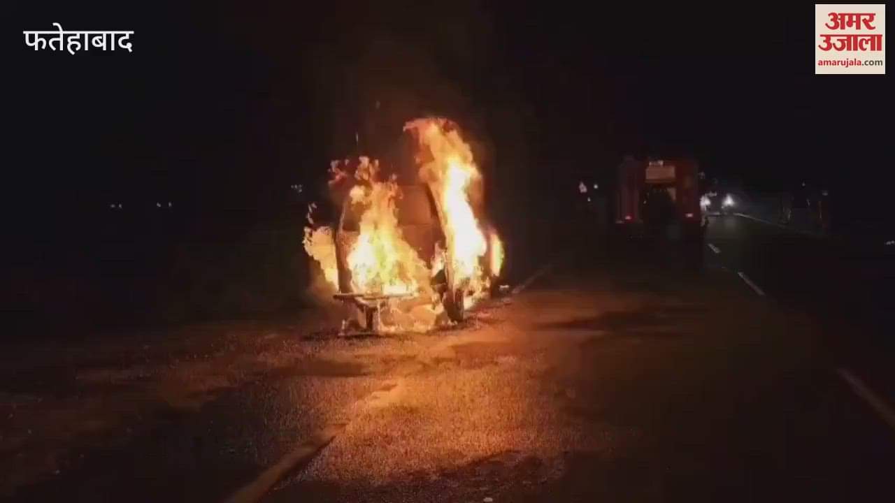 A moving Eco car caught fire late at night in Tohana, Fatehabad, fire brigade brought the fire under control