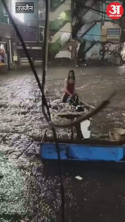 havoc of rain seen in KD Gate area, the young man kept trying amidst the strong flow and the bike got
