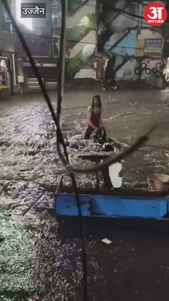 havoc of rain seen in KD Gate area, the young man kept trying amidst the strong flow and the bike got