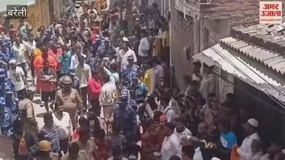 showered flowers on Kanwariyas in Jogi Nawada bareilly Muslim community welcomed them