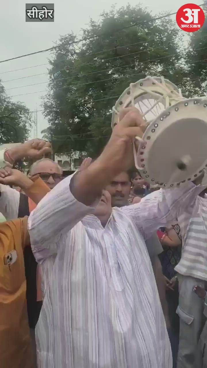 Sehore news: Ichhawar Soaked in Shiva Devotion, Minister Dances in Mahakal Yatra, Video Goes Viral