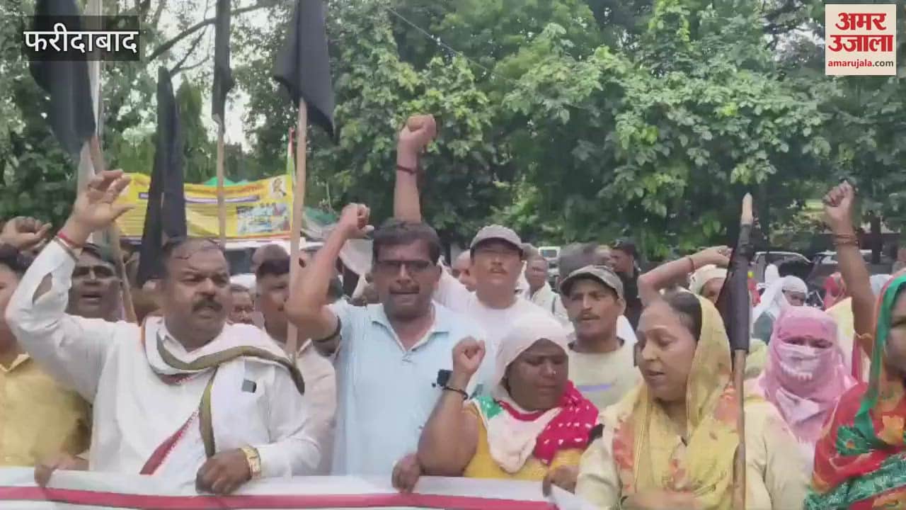 sanitation workers protest with black flags regarding their demands