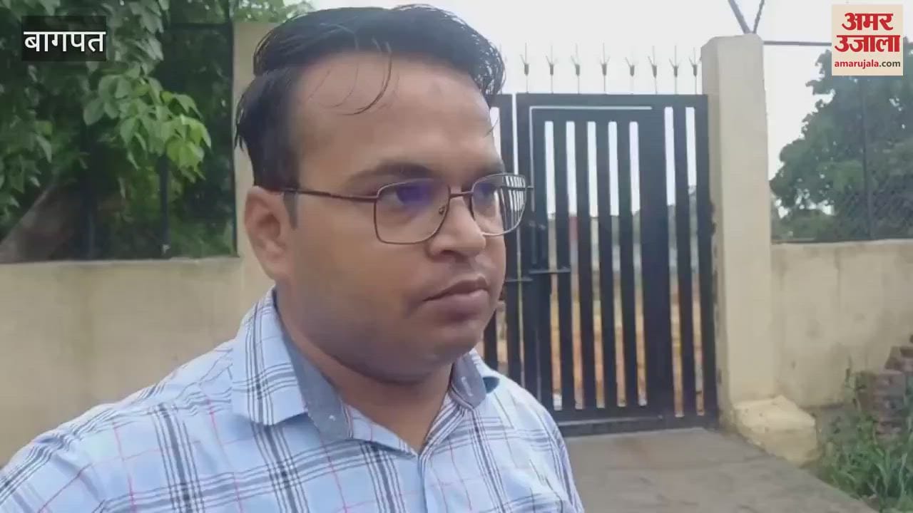 Baghpat: Clerk and Staff of Supply Department Narrowly Escape After Truck Drags Car for 20 Meters