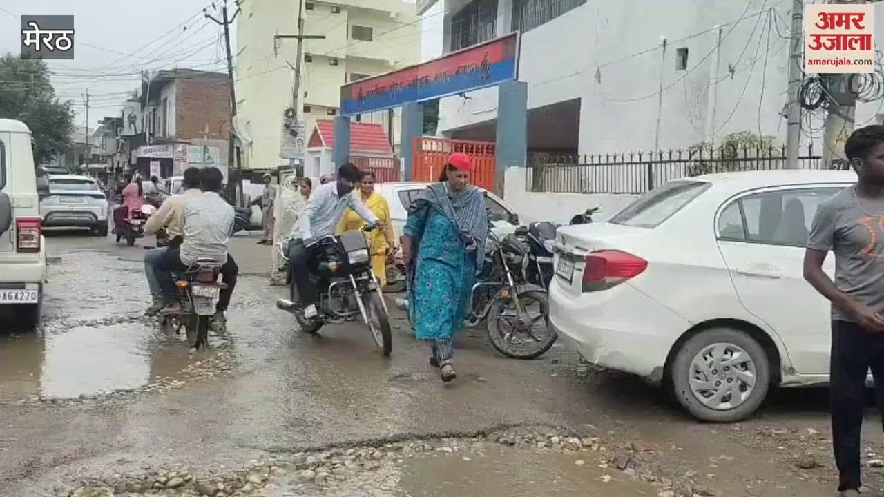Baghpat: SP women wing comes out in protest against Maulana who commented on Dimple Yadav