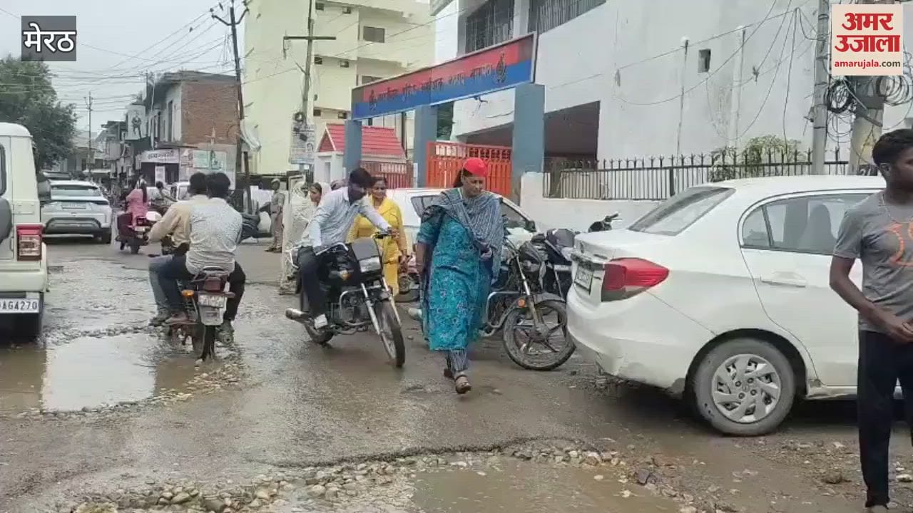 Baghpat: SP women wing comes out in protest against Maulana who commented on Dimple Yadav