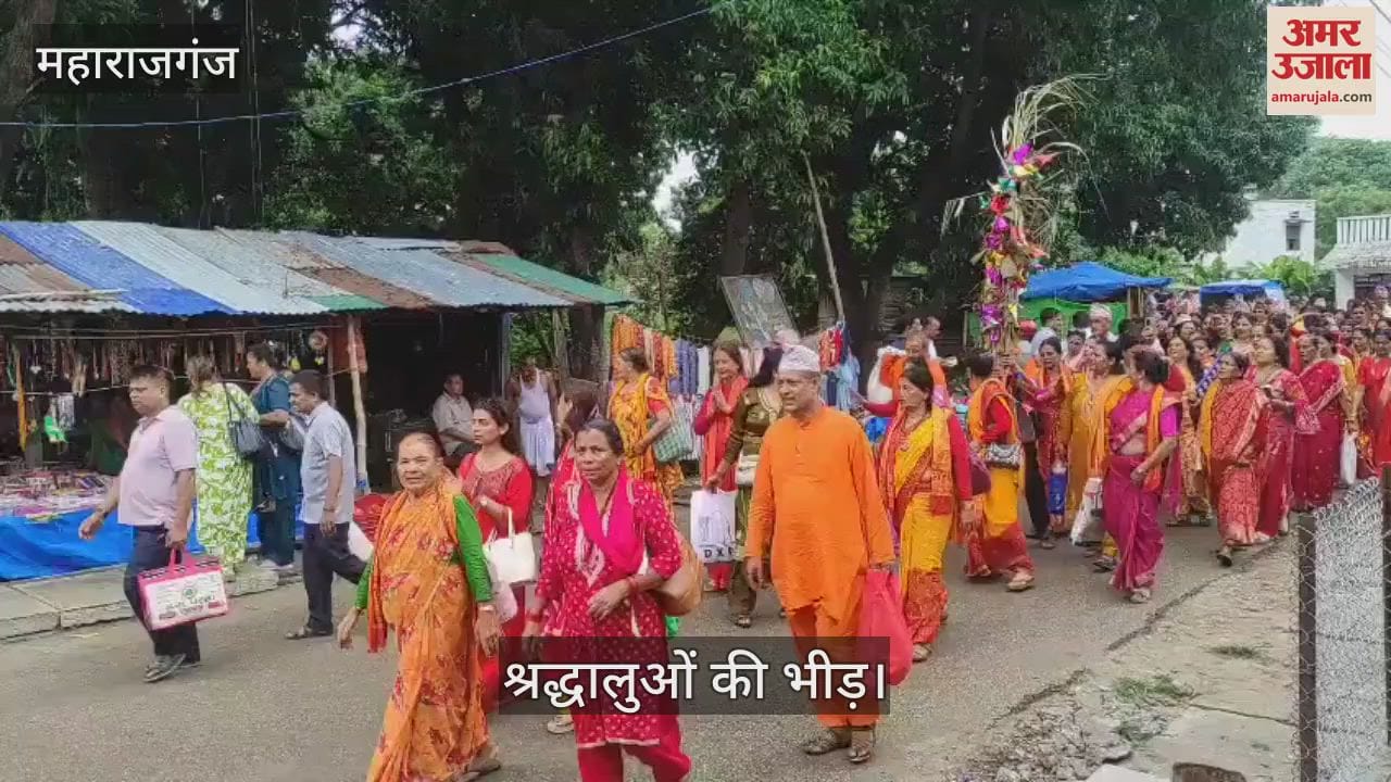 The devotees took a dip and offered water to Bholenath