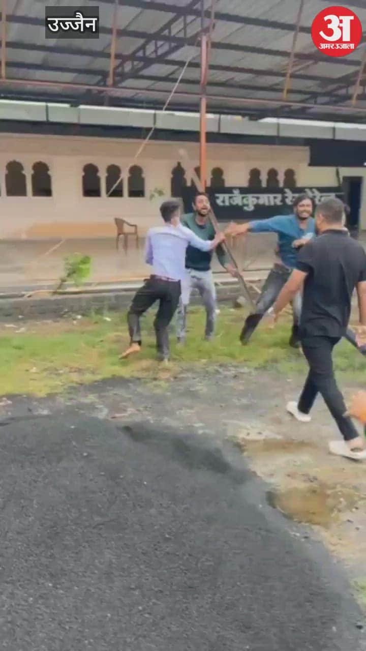 Scaffolding material was falling on the roof of the restaurant, when he was called to talk