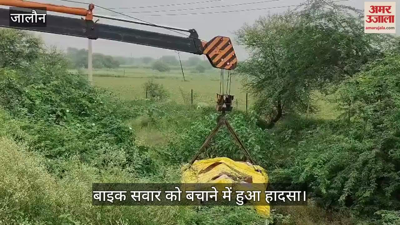 जालौन में श्रद्धालुओं से भरी पिकअप खंदक में गिरी, आधा दर्जन से अधिक घायल…अस्पताल में भर्ती