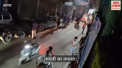 Drunkard kept making a spectacle in the middle of the market with a live snake in his hand: video went viral