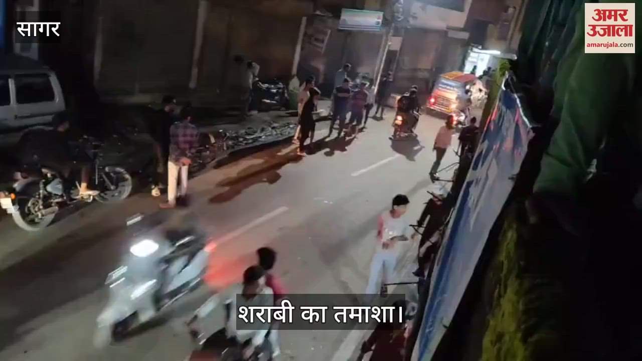 Drunkard kept making a spectacle in the middle of the market with a live snake in his hand: video went viral