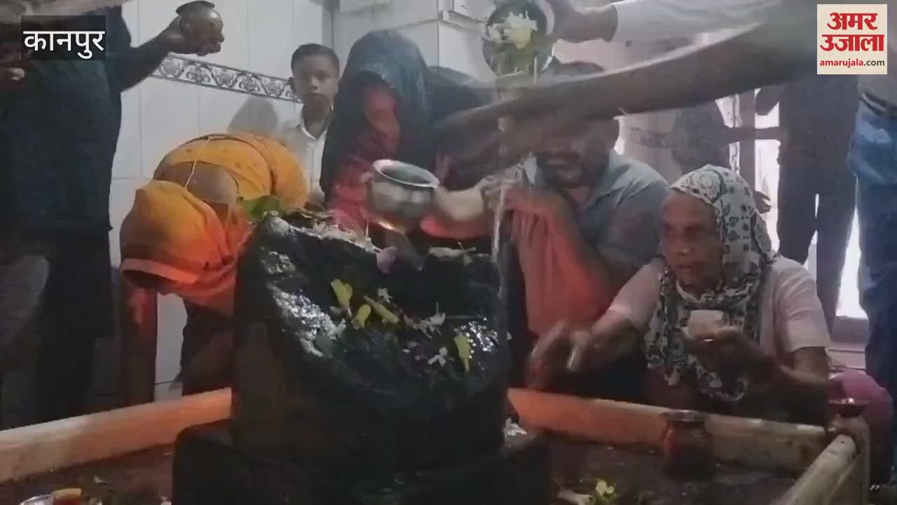 Crowd of devotees at Pataleshwar Mahadev temple, performed Abhishek