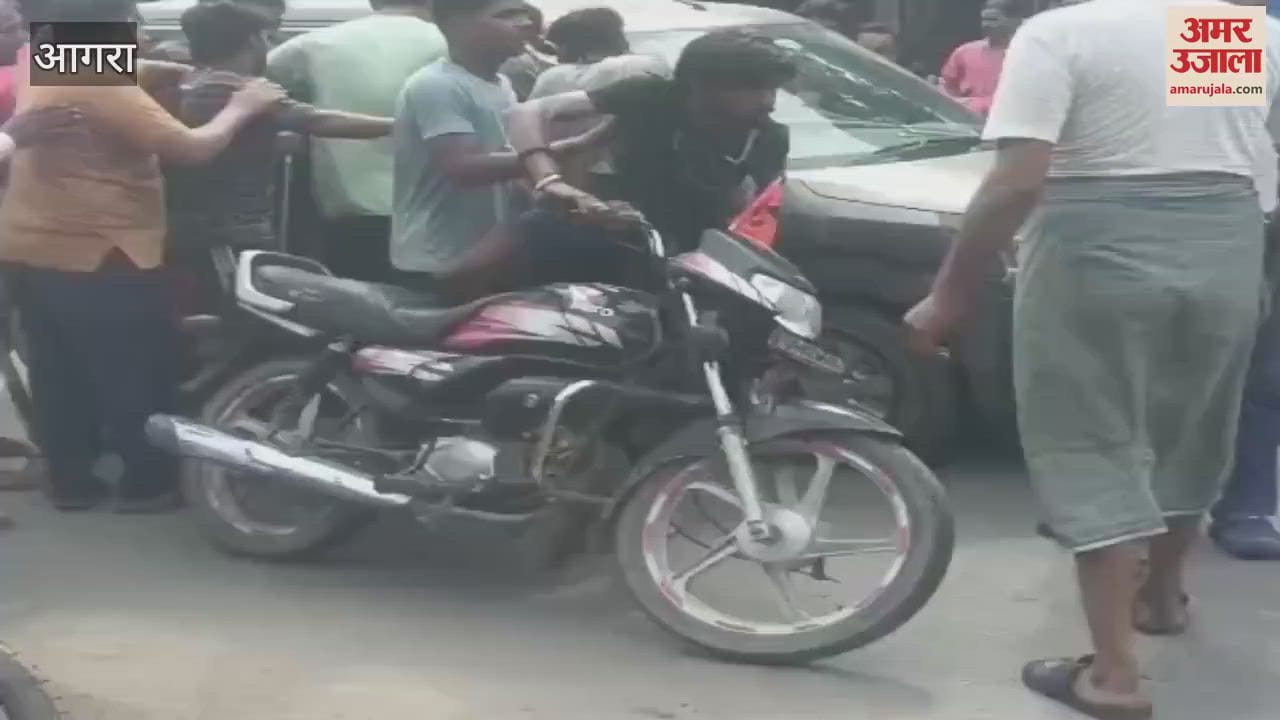 Kawadis brutally beat up a car driver in Agra