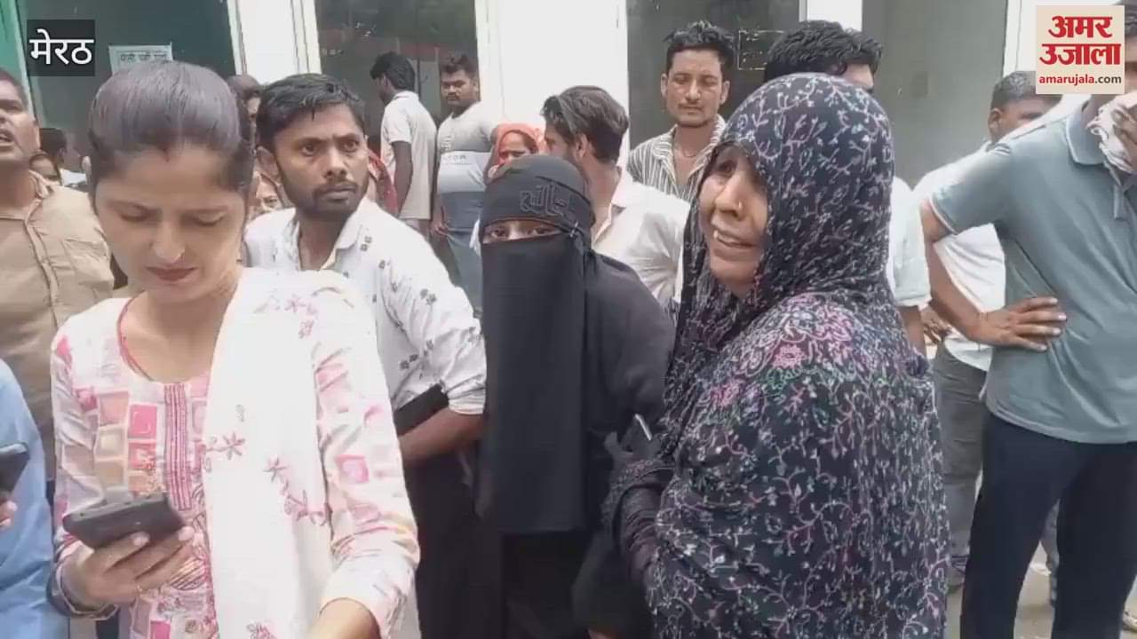 Meerut: The mother was dragging away the married woman who had come to plead for protection, the policemen presented her before the officer