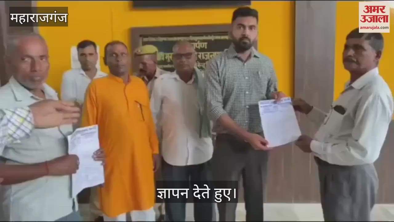 Azad Adhikari Sena officials submitted a memorandum to the DM and the villagers met the DM