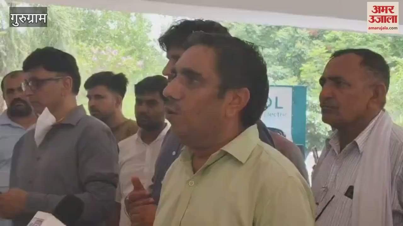 Protest by wearing black bands against Gurugram Geo Fencing Attendance