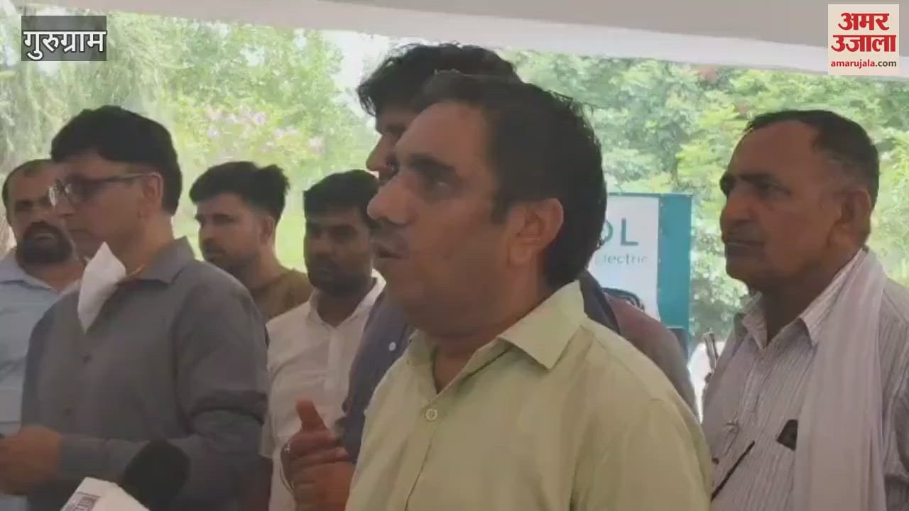 Protest by wearing black bands against Gurugram Geo Fencing Attendance