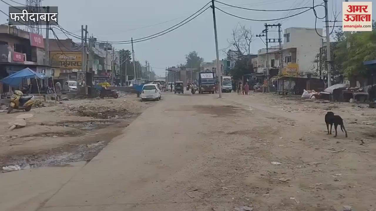 Road blocked by putting stones near Uncha Gaon Number Five Chungi