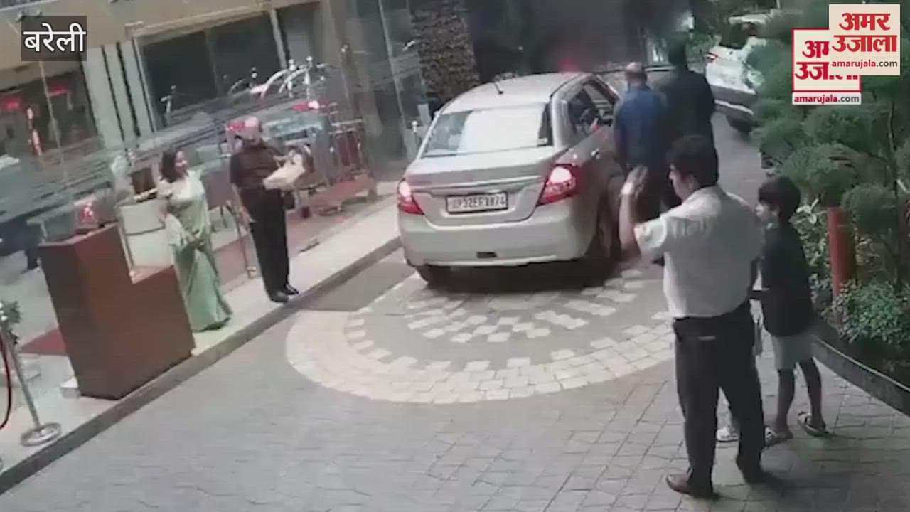 कांच तोड़ते हुए होटल में घुसी कार