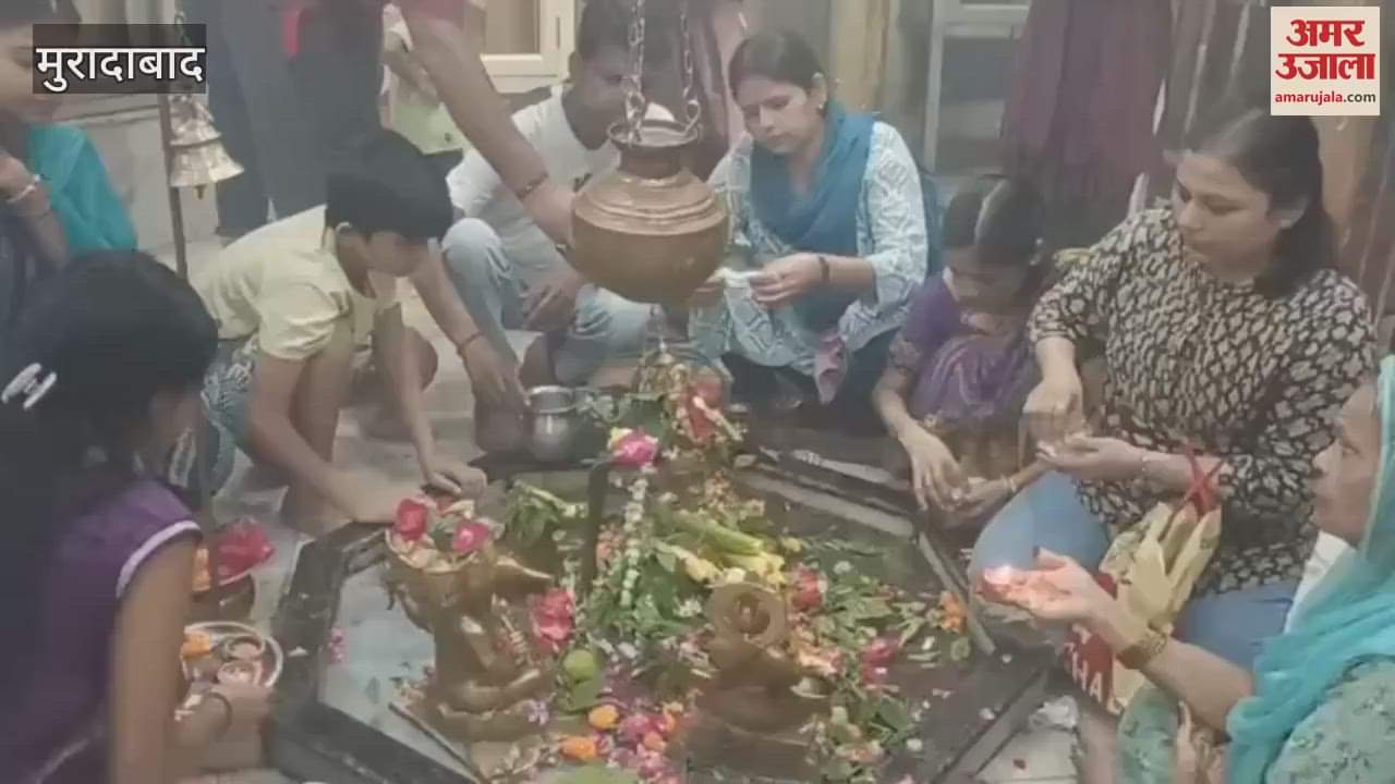 third Monday of Sawan, a huge crowd of Shiva devotees gathered at Jharkhandi temple