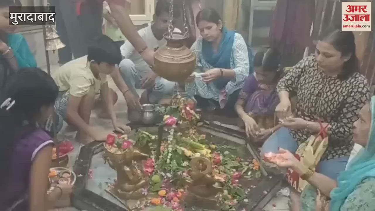 third Monday of Sawan, a huge crowd of Shiva devotees gathered at Jharkhandi temple