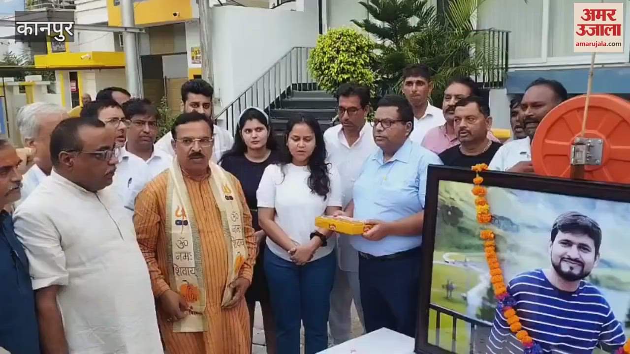 BJP members distributed sweets at the residence of martyr Shubham Dwivedi