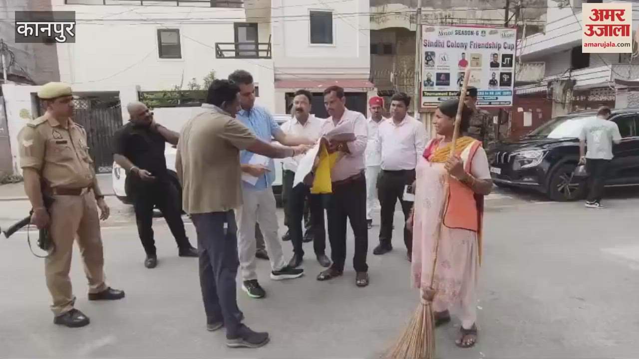 Municipal commissioner reviewed the system of garbage collection from houses