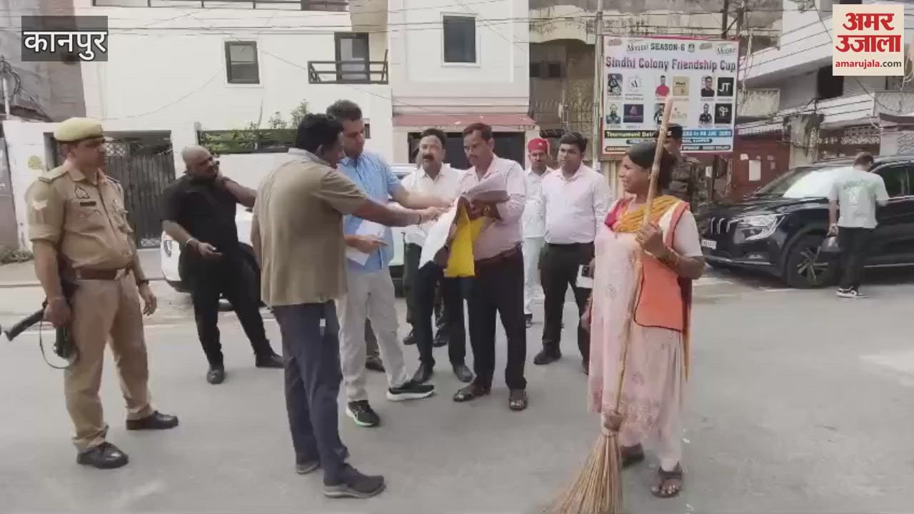 Municipal commissioner reviewed the system of garbage collection from houses