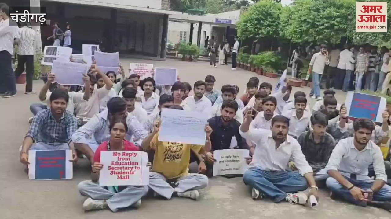 Students protest against closure of course in PG College, Sector 11, Chandigarh