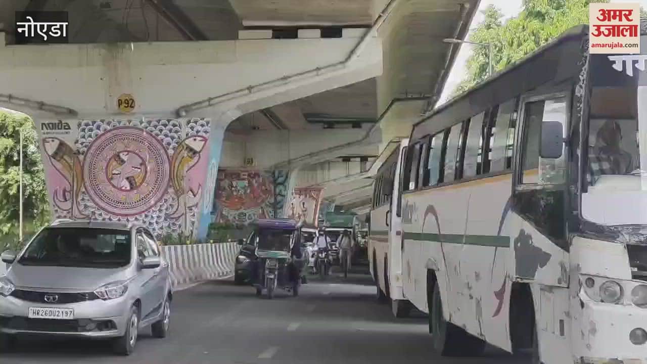 Long queues of vehicles were seen in Noida to fill CNG