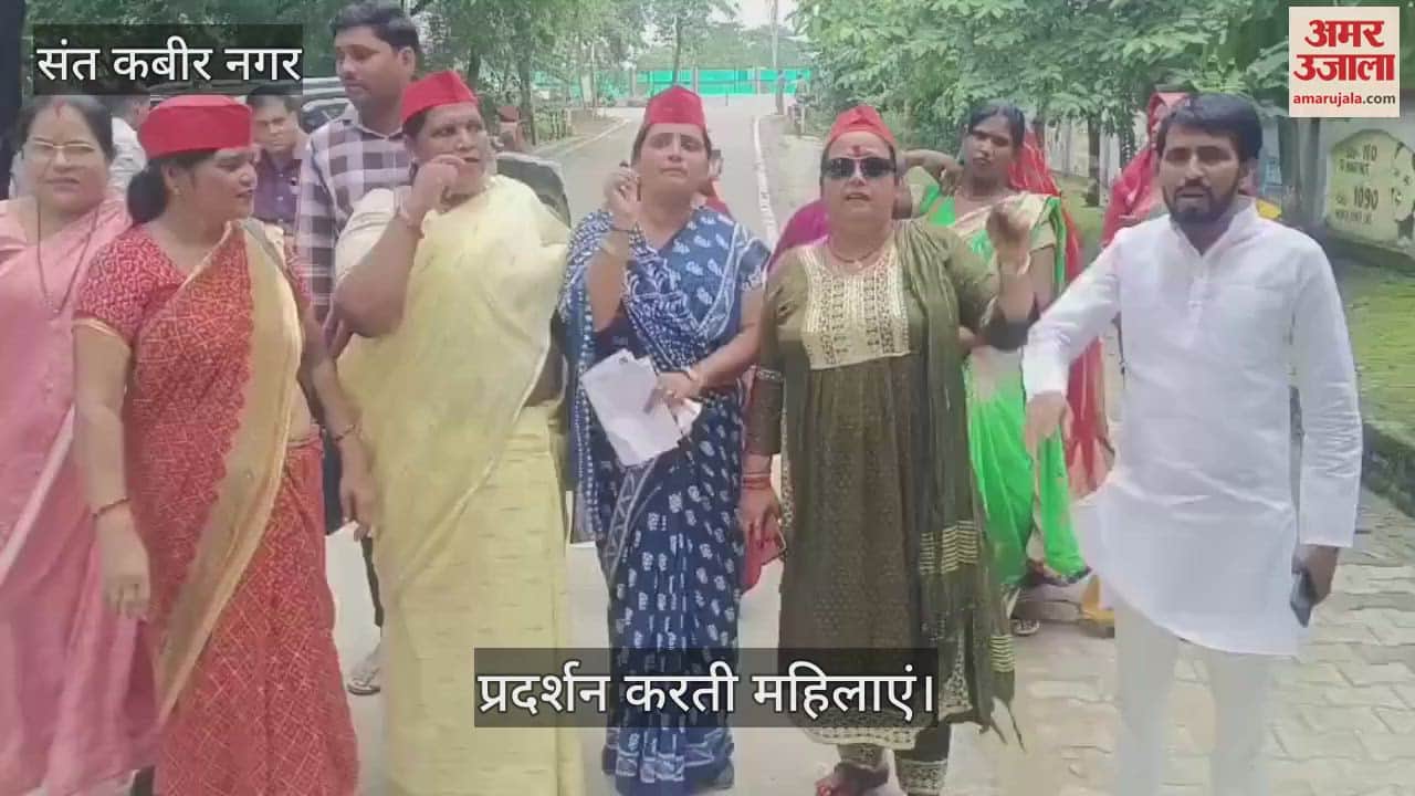 Angry with the comment on Dimple Yadav, the women's wing staged a protest