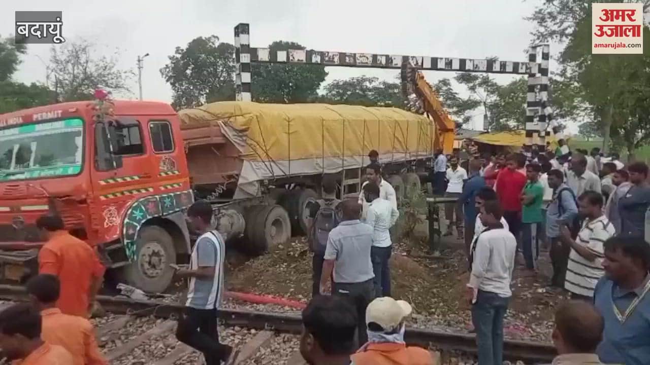 Truck stuck at Malgaon railway crossing in Binawar Badaun