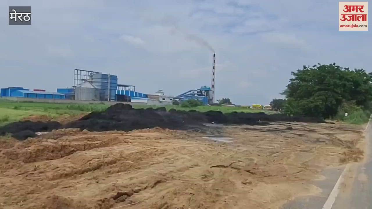 Meerut: Vehicles parked on the main road, risk of accident increases