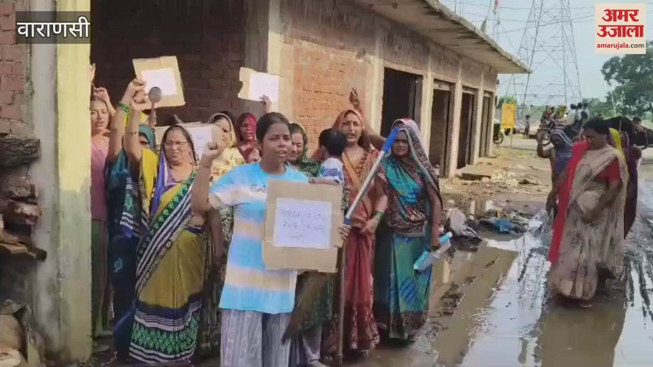 Women and girls got angry when liquor shop was opened in Varanasi