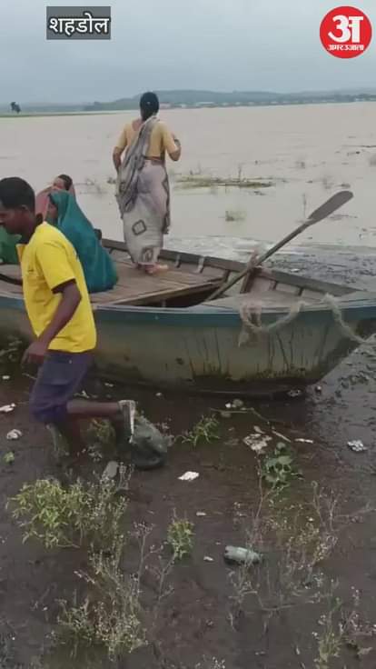 In Shahdol,  pregnant woman first helped to cross river by boat and then taken to hospital
