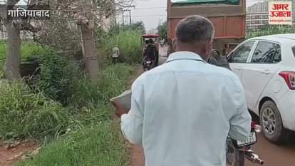 E-rickshaw drivers themselves came forward to fill the big potholes on the road