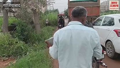 E-rickshaw Drivers Themselves Came Forward To Fill The Big Potholes On The Road – Amar Ujala Hindi News Live