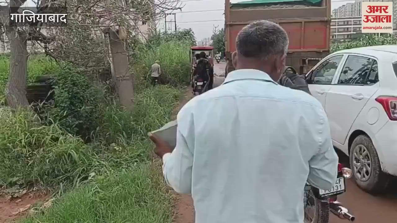 E-rickshaw drivers themselves came forward to fill the big potholes on the road
