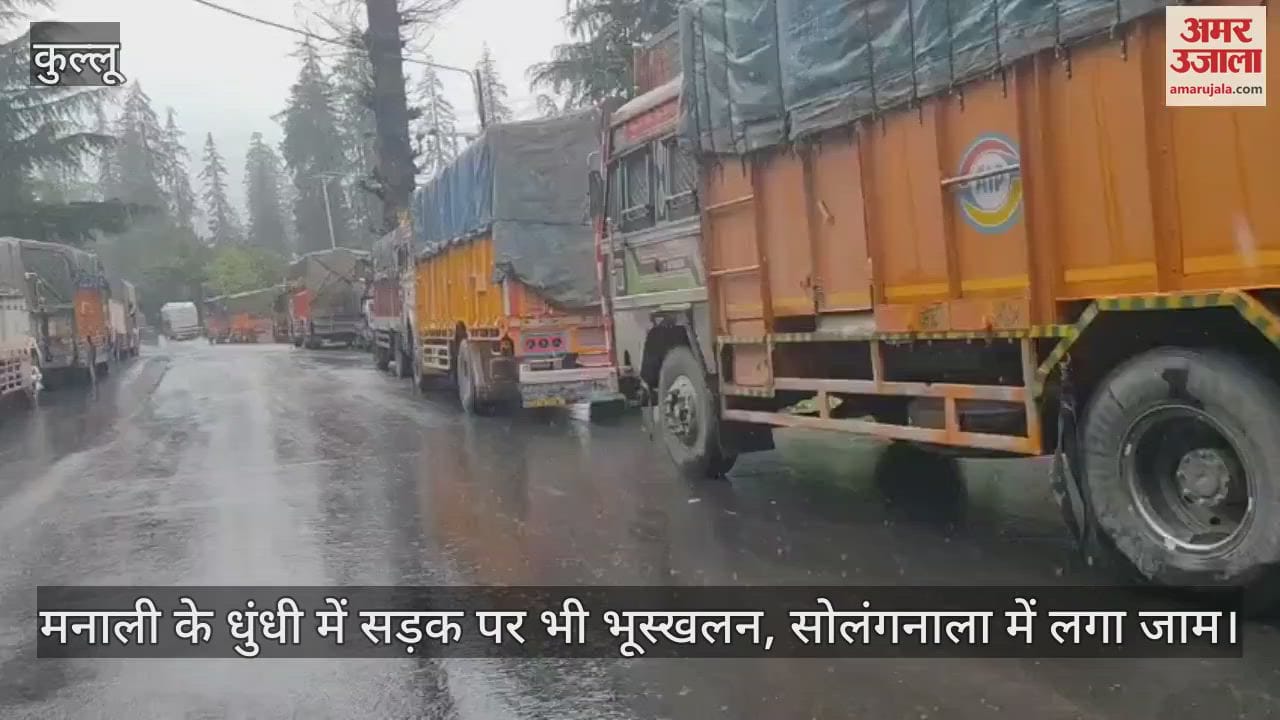 Landslide on the road in Dhundi of Manali, traffic jam in Solanganala