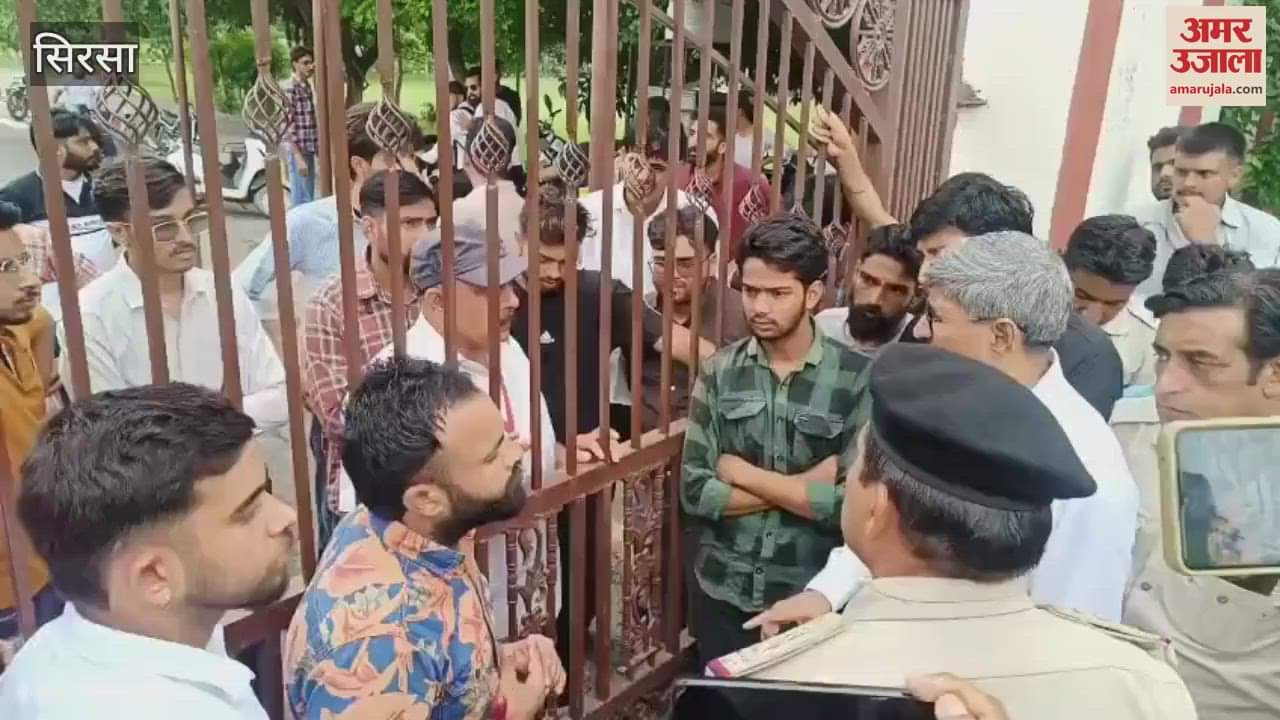 Students did not like the cancellation of admission of students in Sirsa and putting up of barricades for security, they protested; police reached the spot