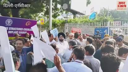 Doctors protest near Gate No. 1 of AIIMS