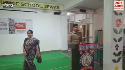 ACP Sarthak Sengar gave tips to students in Pragyan School Police school in jewar