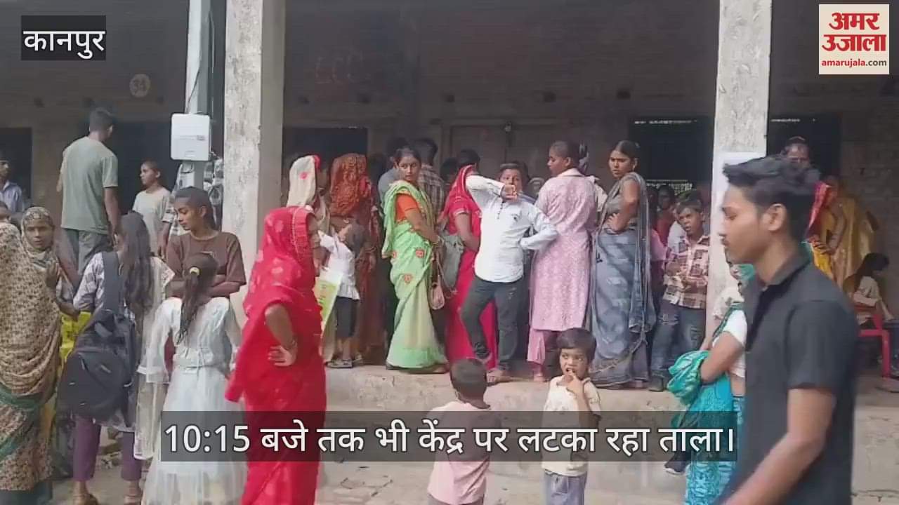 कानपुर के शिवराजपुर राम सहाय इंटर कॉलेज में आधार संशोधन केंद्र पर ग्रामीणों की भीड़