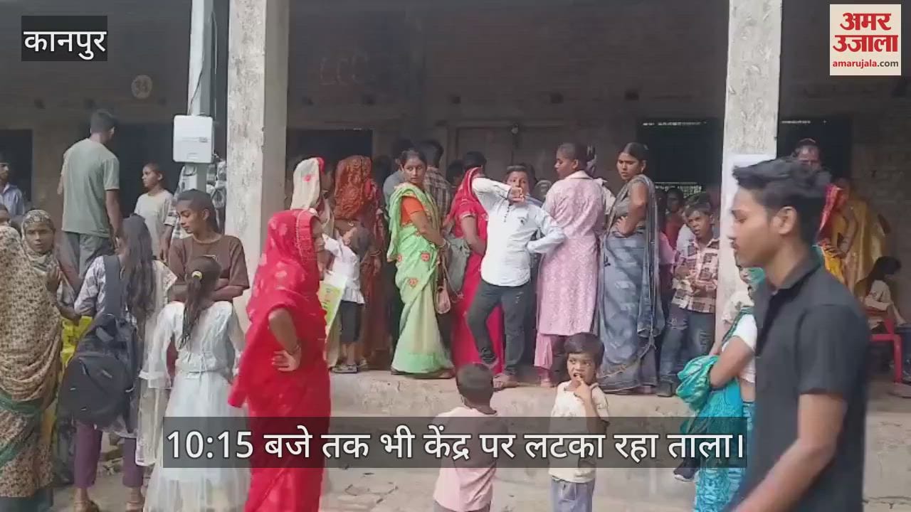 कानपुर के शिवराजपुर राम सहाय इंटर कॉलेज में आधार संशोधन केंद्र पर ग्रामीणों की भीड़