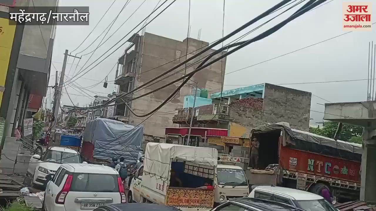 As soon as the HTET exam was over in Mahendragarh, there was a jam of one hour on Goshala Road