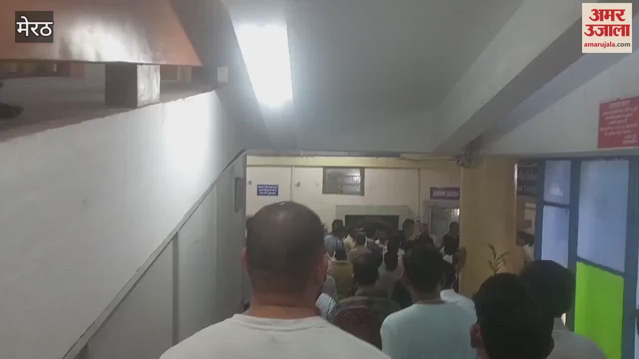 Meerut: Employees clashed with each other over transfer in CCSU, uproar continued for hours