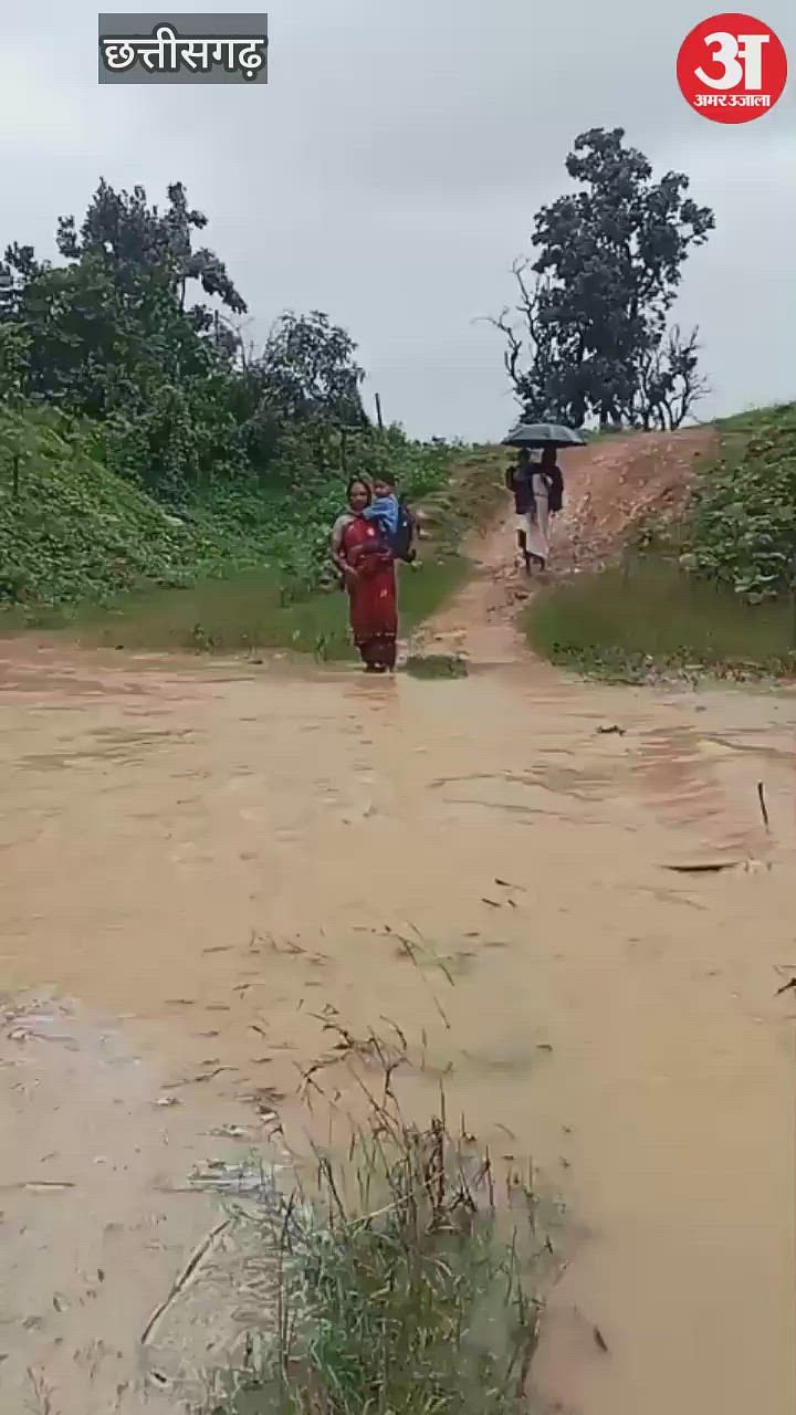 जागो सरकार!: बच्चों को स्कूल पहुंचाने के लिये जान जोखिम में डालकर उफनते नाले को पार कर रहे लोग, देखें वीडियो
