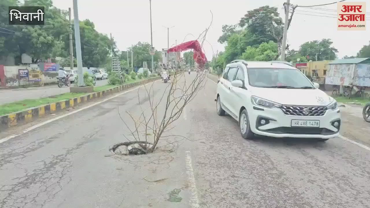 Sewer manhole covers broken in the middle of the road in Bhiwani, fear of accidents