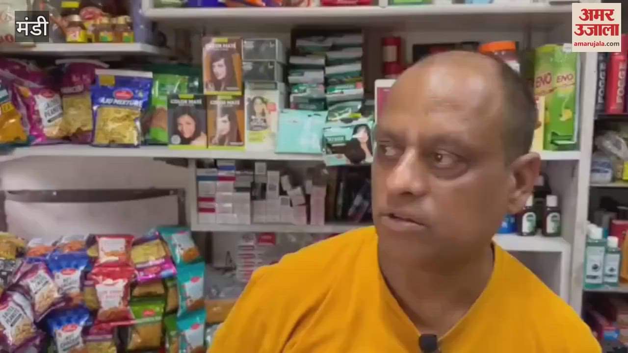 Culvert closed on Teen Peepal Mandi-Kullu road, water came on the road locals solved the problem themselves